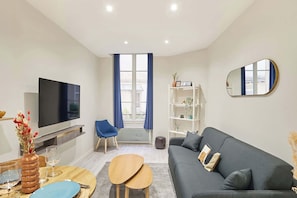 Grand studio avec canapé lit et cuisine ouverte
