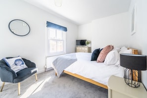 12 Hans Place, Cromer: Master bedroom with a king-size bed