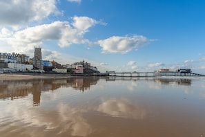 12 Hans Place, Cromer: Cromer's lovely sandy beach and promenade