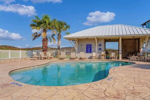 Vacation mode: activated at the communal pool.