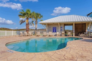 Vacation mode: activated at the communal pool.
