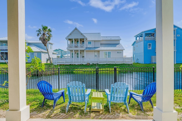Morning coffee or sunset chats — this spot is perfect for both.
