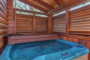 Blackberry Lodge's bubbling hot tub