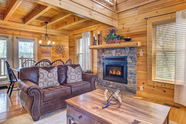 Blackberry Lodge's cozy living area