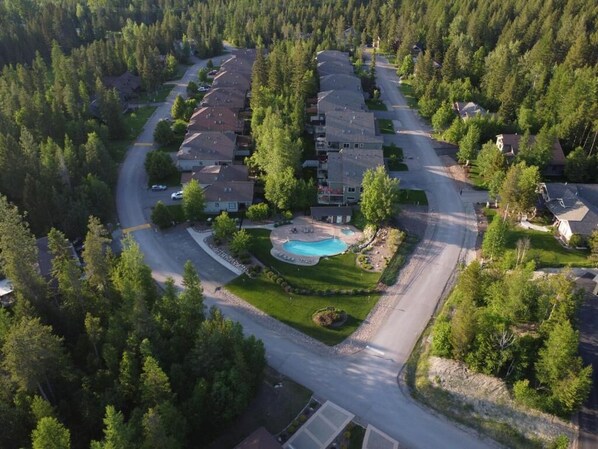 Beautiful location against a national forest!