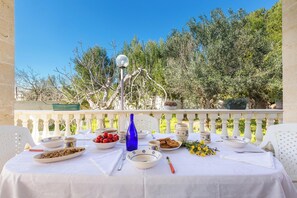 Outdoor dining