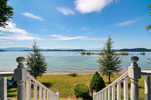 Just 10 steps to the water – your lakeside paradise awaits!