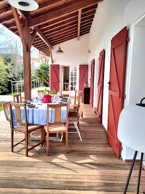 Outdoor dining