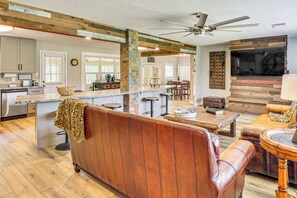 Living Room | Free WiFi | Central Heating & A/C | Smart TV