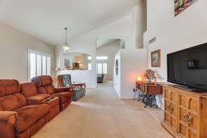 Living Room | Central A/C & Heating | Free WiFi