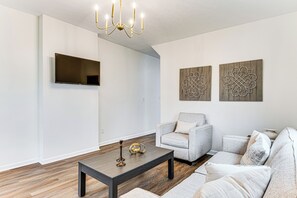 Living Room | 1st Floor | Smart TV | Free WiFi | Central A/C & Heating