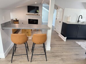 Eating/desk area