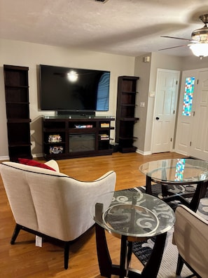 Livingroom with WiFi & smart TV!