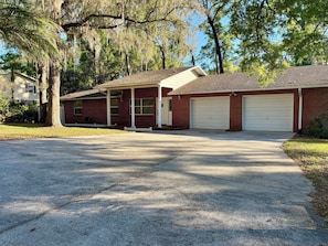 Spacious 4 BR Retreat