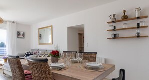 rdc: cuisine ouverte sur séjour et balcon