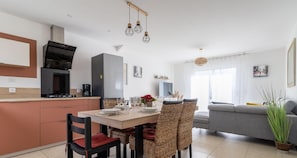 rdc: cuisine ouverte sur séjour et balcon
