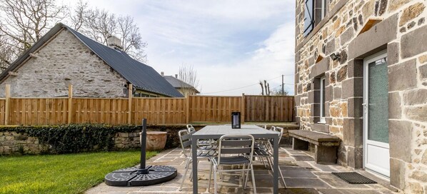 Rez-de-jardin : jardin et terrasse