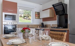 rdc: cuisine ouverte sur séjour et balcon