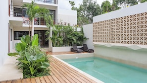 Pool med vattenfall