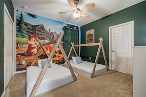 Bedroom w/ dual Twin beds