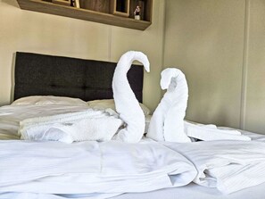 Bedroom, Linens, Bed Sheet, Bedding, Textile, Bed, Pillow, Duvet, Throw Pillow, Cushion