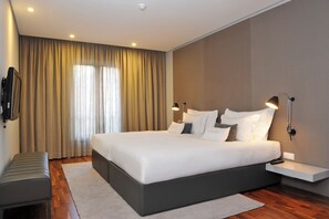 Comfortable unit with Twin bed. Exact unit will be assigned upon arrival. Views, colors and decor may vary.