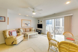 Living Room | Single-Story Condo | Central A/C & Heating | Flat-Screen TV