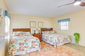 Studio | 2 Queen Beds | Free WiFi
