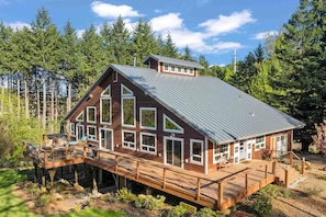 Swallows Nest is nicely located in the serene Oregon countryside.