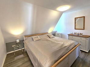 Das Schlafzimmer mit Doppelbett ...