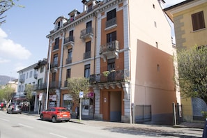 The accommodation is located in a historic building in the heart of Luino.