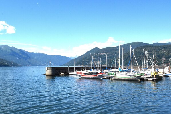 Enjoy a breathtaking panoramic view of the port of Luino, located only a few steps away from the accommodation.