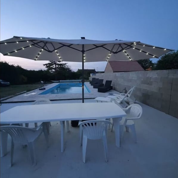 Swimming pool