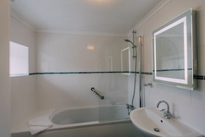 The Carthouse bathroom at Trevalgan Farm Holidays