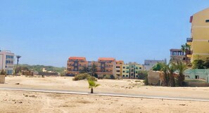 Casa Boteto is located next to the dunes, a 3-minute walk from the beach.
Casa Boteto liegt direkt an den Dünen, nur 3 Gehminuten vom Strand entfernt.
Casa Boteto ligt naast de duinen en op 3 minuten lopen van het strand.
