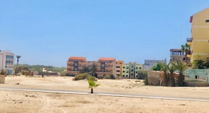Casa Boteto is located next to the dunes, a 3-minute walk from the beach.
Casa Boteto liegt direkt an den Dünen, nur 3 Gehminuten vom Strand entfernt.
Casa Boteto ligt naast de duinen en op 3 minuten lopen van het strand.