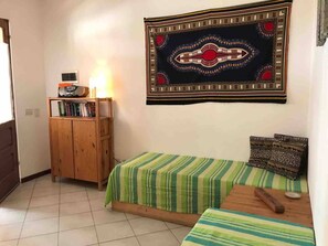 Living room with sleeping couches
Wohnzimmer mit Schlafsofas
Woonkamer met slaapbankjes