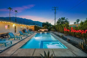 Complete view of the pool/spa, with the beautiful mountains in the background