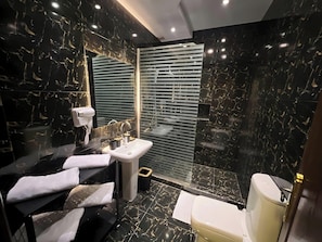 Full bathroom image 1