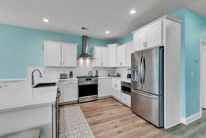 Full Kitchen perfect to whip up your favorite meal