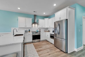 Full Kitchen perfect to whip up your favorite meal