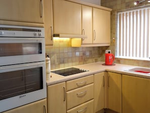 Kitchen | Scarborough Rose Apartment, Scarborough