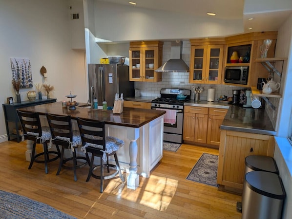 Welcome to Sunshine Farmhouse – your peaceful retreat in the heart of Santa Ynez Valley, surrounded by lush gardens and scenic beauty!