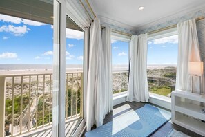 Ocean views so good, you might never leave the bed