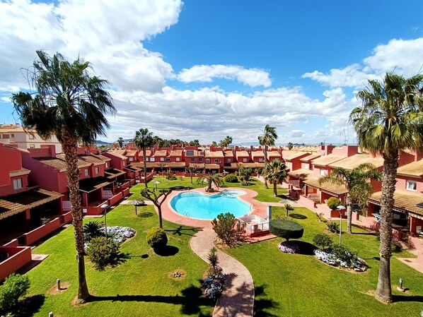 2-Bed Holiday Rental with Roof Terrace & Pool Views