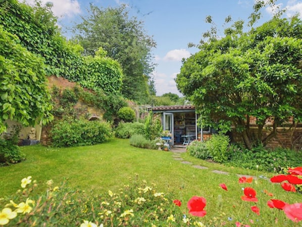 Garden and summerhouse | Angel House, Woodbridge