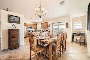 Comfortable Dining for 6