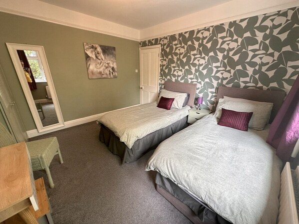 The Green Room - 2 Singles or 1 King size bed