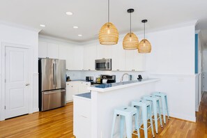 Coastal design in a luxe chef’s kitchen 