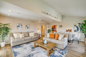 Living Room | Central A/C & Heat | Free WiFi | Smart TV